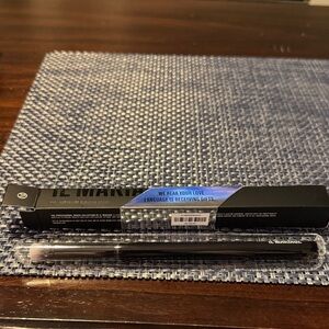 IL MAKIAGE Black Makeup Brush with Silver Accents